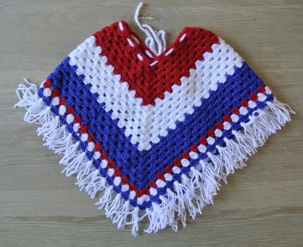 poncho met populair acryl garen gehaakt