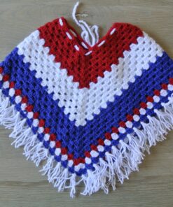 poncho met populair acryl garen gehaakt