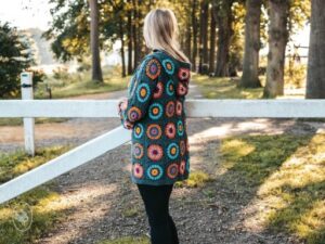 Haakpakket granny vest met capuchon charcoal - In the Hood Cardigan