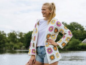 in-the-hood-cardigan-ivory haakpakket granny vest met capuchon - garenpakket