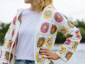 Haakpatroon granny vest met capuchon - in the hood cardigan ivory