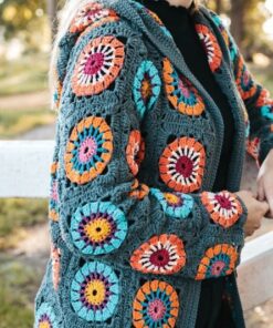 Haakpakket granny vest met capuchon charcoal - In the Hood Cardigan close up