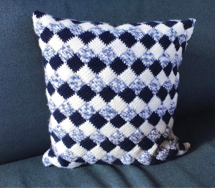 kussen met entrelac steek acrylgaren met easy color