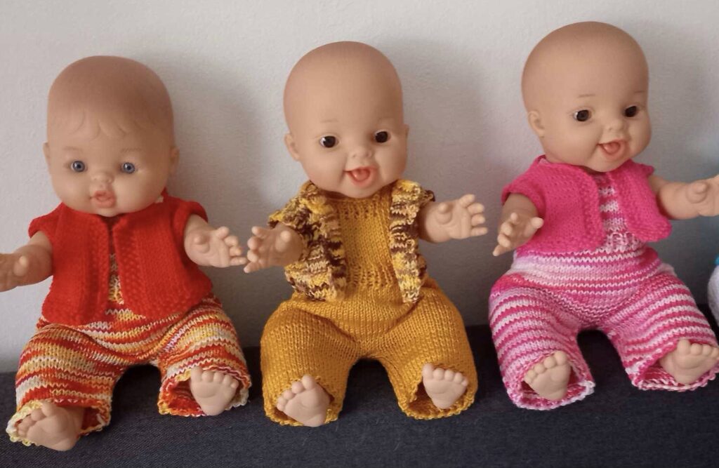 voorbeeld van poppenkleding met rio en queen katoengaren, 3 poppen