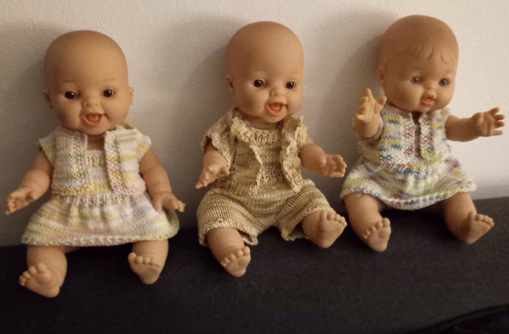 voorbeeld van poppenkleding met rio en queen katoengaren, 3 poppen