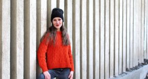 trui gemaakt met Cool wol in oranje rood