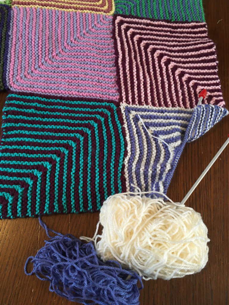 deken breien of breien in verschillende steken en kleuren en formaten