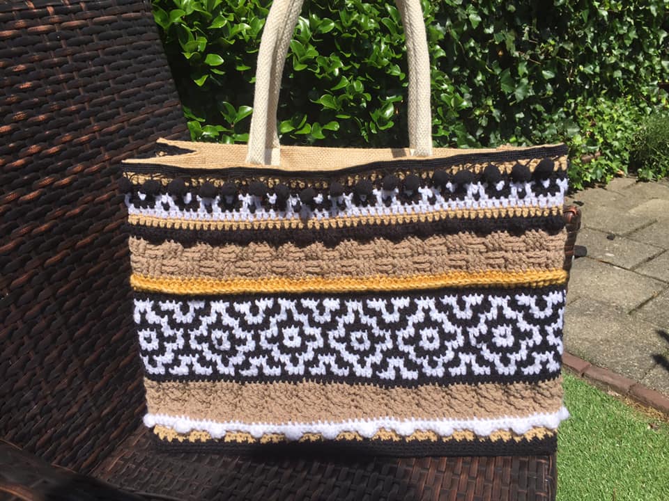 gehaakte tas met verschillende steken en kleuren