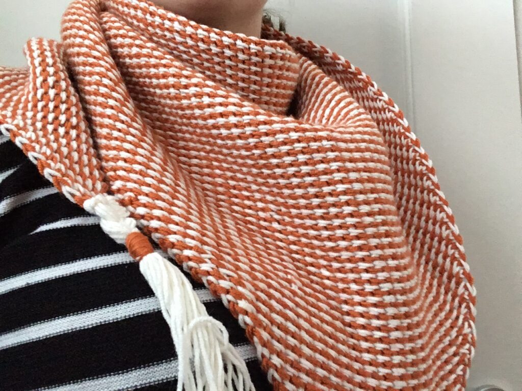 tunische gehaakte sjaal met franje en vlechten