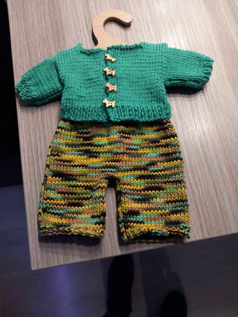 poppen kleding met Rio en Queen multi gehaakt 3
