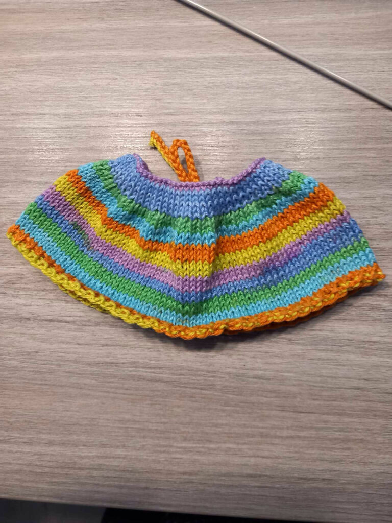 poppen kleding met Rio en Queen multi gehaakt 9