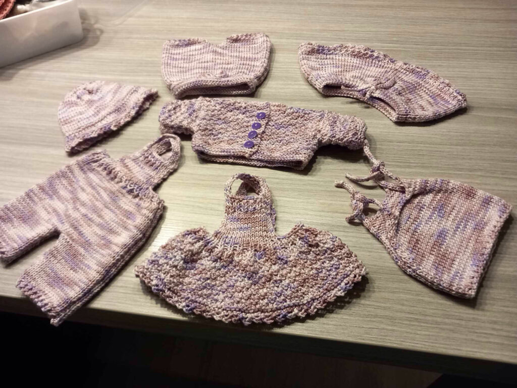 poppen kleding met Rio en Queen multi gehaakt 6